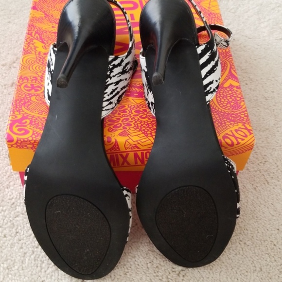 Black and White Sandals - Picture 5 of 8